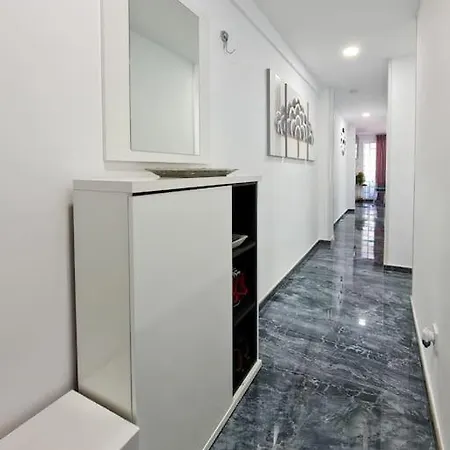 Modern Right In The Heart Of Lejlighed